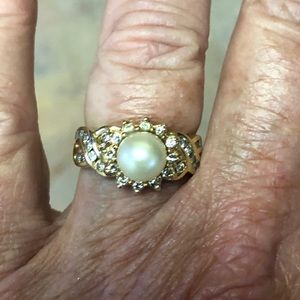 Diamond and pearl gold ring.